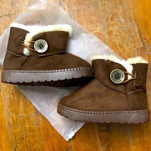 China Buttons City Fur Boots